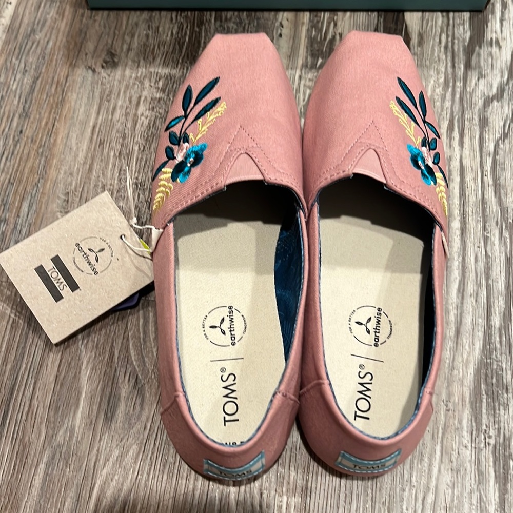 NWT - Womens Toms Canvas Shoes with Embroidery - Size 8.5